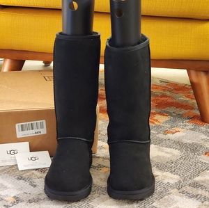 UGG NWT Classic Tall II Boot, Fur Lined, Black, W- Size 8